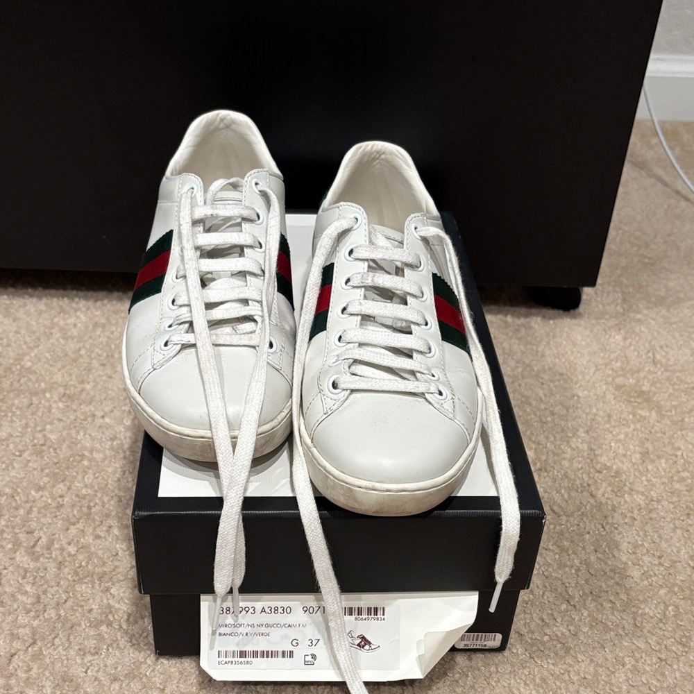 Gucci White Leather Low-Top Sneakers with Green & Red Side Stripe